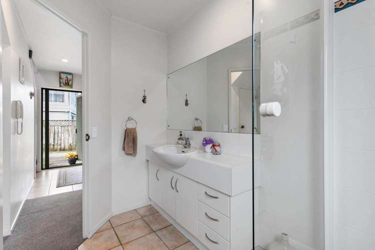 2/267 Glenfield Road Hillcrest_10