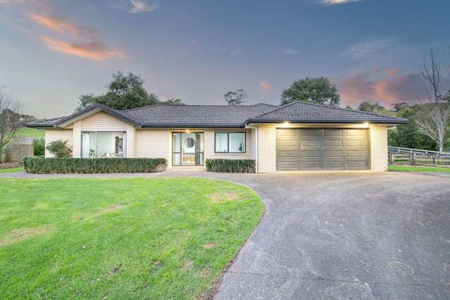 Modern 4-Bed, 2Ha & Massive American Barn