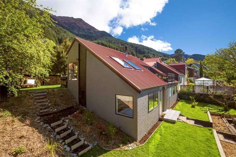 18a Arawata Terrace Fernhill/Sunshine Bay_13