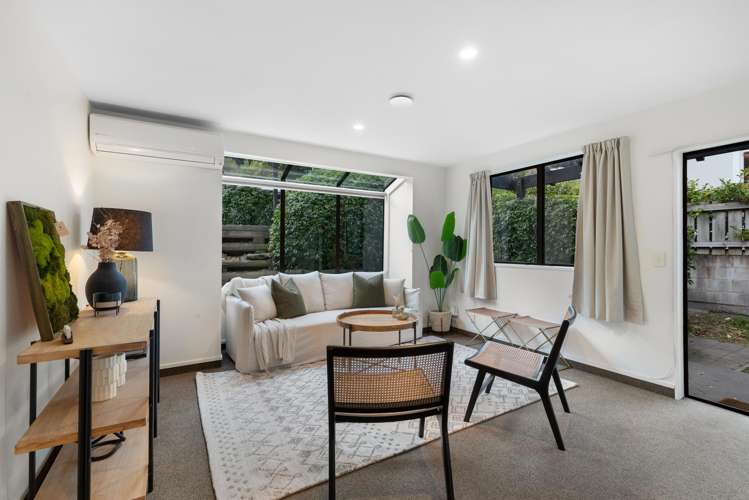 17b Wynyard Crescent Fernhill/Sunshine Bay_8