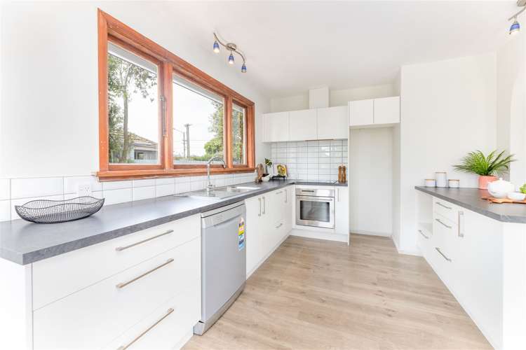 215 Breezes Road Aranui_1