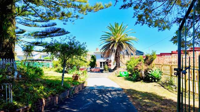 1282m² Freehold — Renovate or Develop!