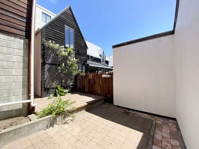 MULTI-LEVEL TOWNHOUSE IN MT VIC