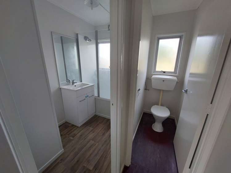 2/90 Kenderdine Road 10695_5