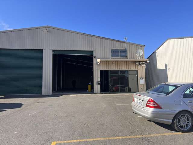 Affordable warehouse with amenities + parking