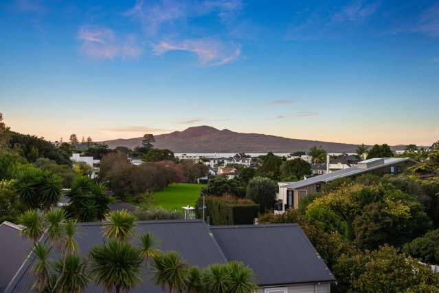 CHARMING ORAKEI WEATHERBOARD HOME - SEA VIEWS
