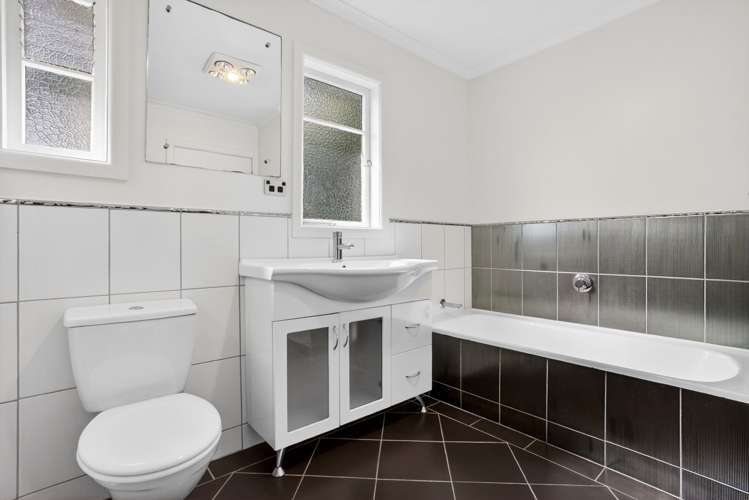 20 & 20A Brian Crescent Stanmore Bay_9