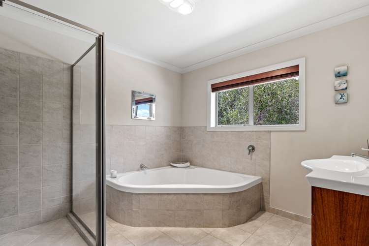 240 Three Oaks Drive Dairy Flat_12