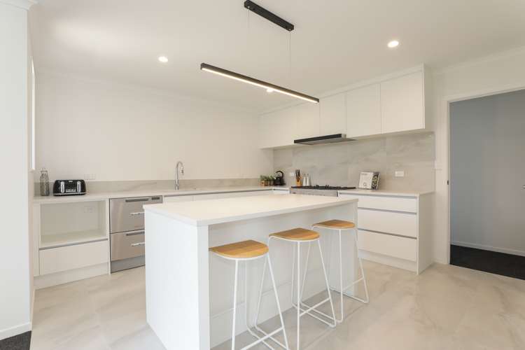 19 Lloyd Crescent Pukehangi_6