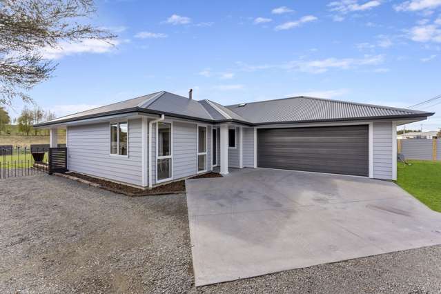 Warm Modern Family Home in Halcombe