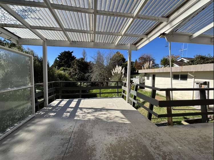 732 River Road Chartwell_17