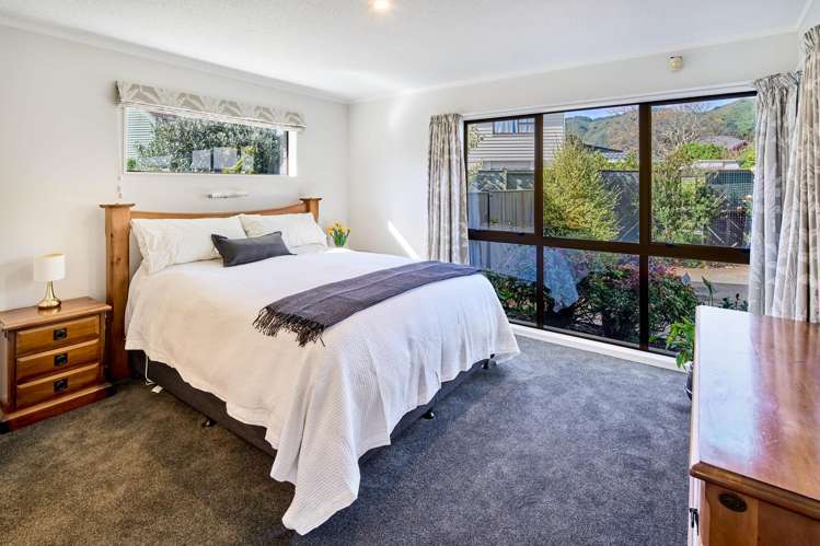 23 Mcenroe Grove Naenae_10