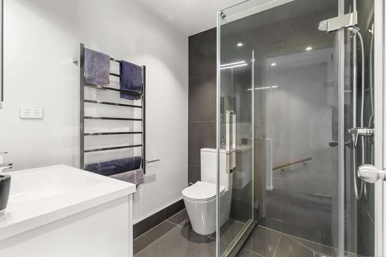 Suite 22/8 Dock Street City Centre_10