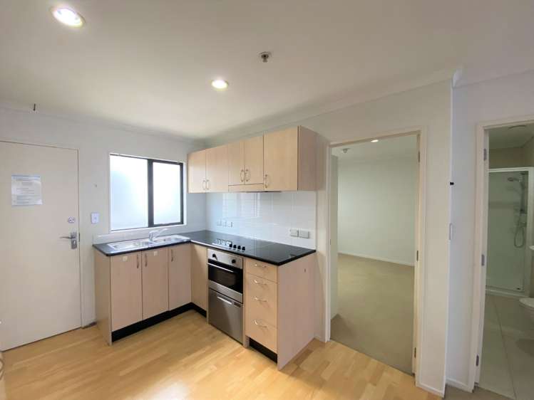 C715/176 Broadway 1734_2