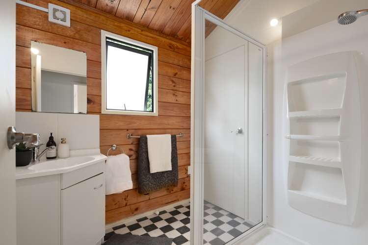 37c Ocean Road Surfdale_15