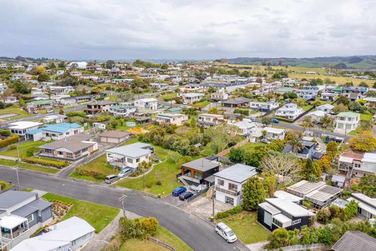 9 Piccadilly Circus Snells Beach_37