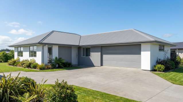 Sunny Setting, Handy to All Amenities!