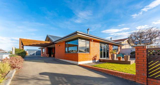 Accessibility, Garaging + Views!
