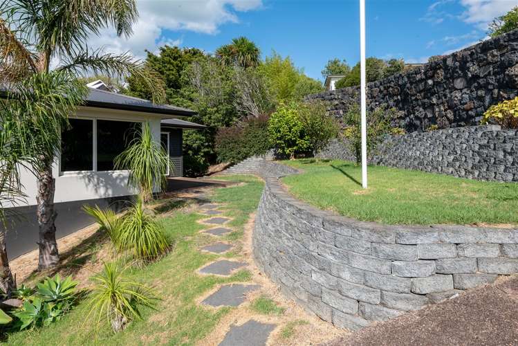 7 Paisley Street Mellons Bay_26