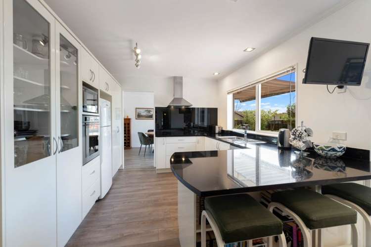 8 Newbliss Crescent East Tamaki Heights_15