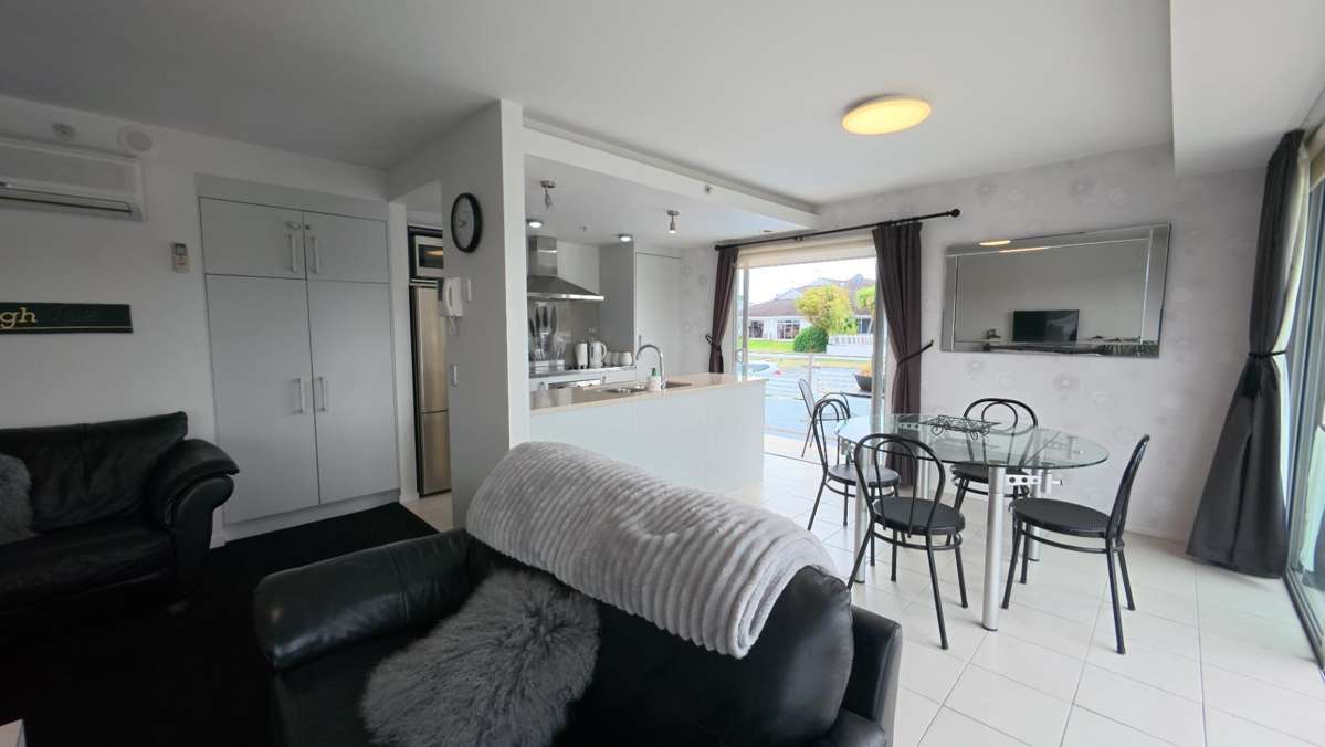 Fully Furnished - High Quality Apartment - Right in Town 3