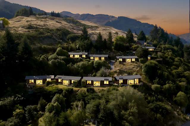 Hilltop lodge with stunning Queenstown views