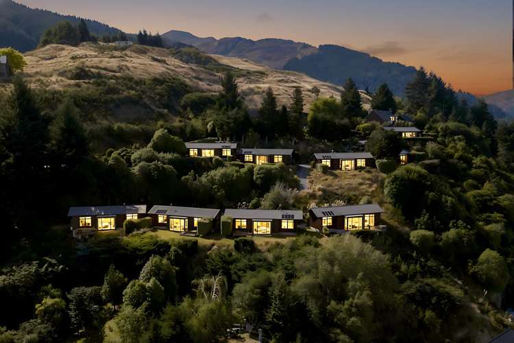 Hilltop lodge with stunning Queenstown views