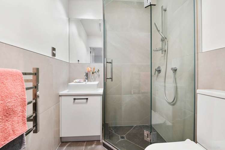 87 Bordeaux Parade Te Atatu South_13