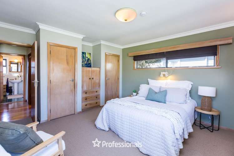 8 Coates Grove Silverstream_13