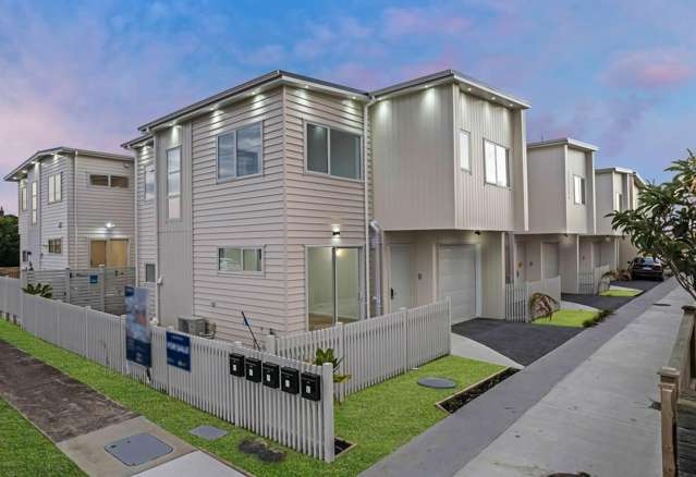 Spacious & Stylish – Standalone Family Home with Road Frontage!