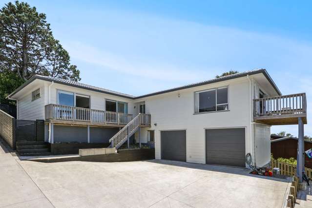 Generous Family Home with Breathtaking 180° Views