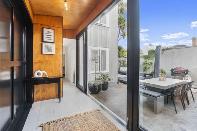 Freehold, Contemporary & Standalone in Parnell