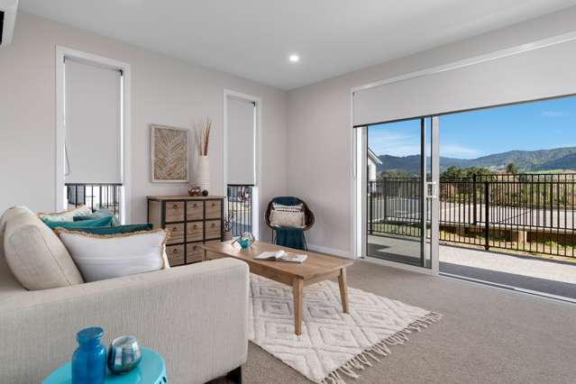 Near-New Townhouse - Easy Living With Views!