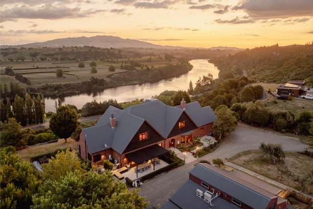 Luxury Lake Karapiro English Manor