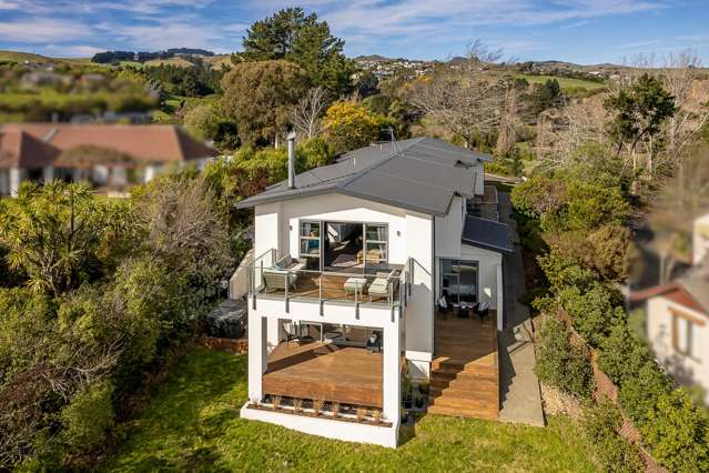 Modern Hillside Living with Breathtaking Outlook