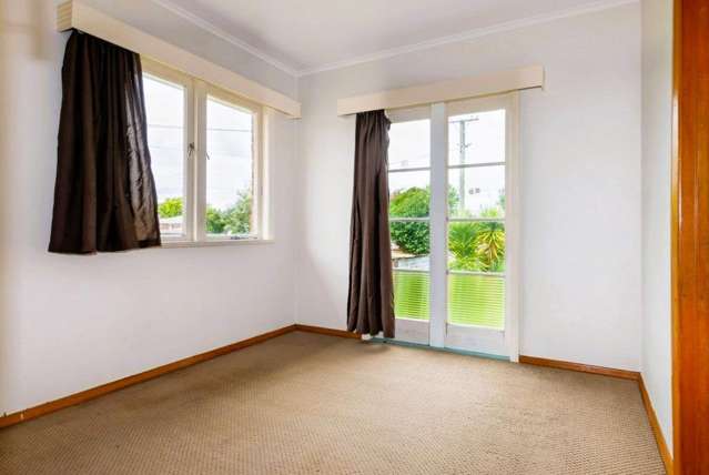 17 Sutton Crescent 10938_2