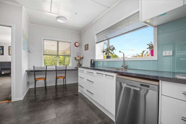 GORGEOUS SUN-FILLED HOME IN PRIME LOCATION