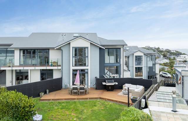 SUN, SPACE & HARBOUR VIEWS TO IMPRESS!