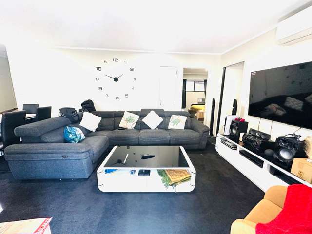 Renovator’s Rewards Awaits! Must Sell in Auction!