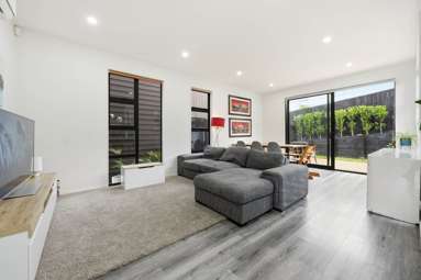 9/90 Picasso Drive_4