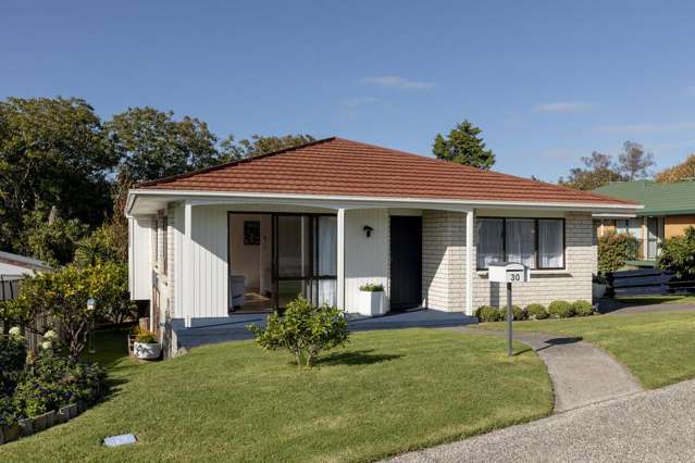 A Sunny, Stylish Hideaway in Matua