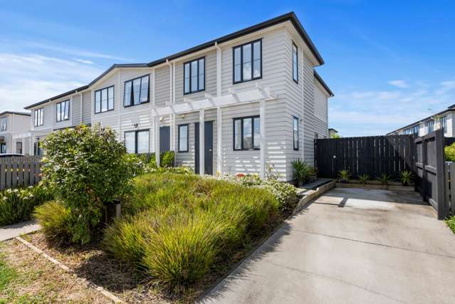 Cozy corner Home; Facing Reserve & Walkways!