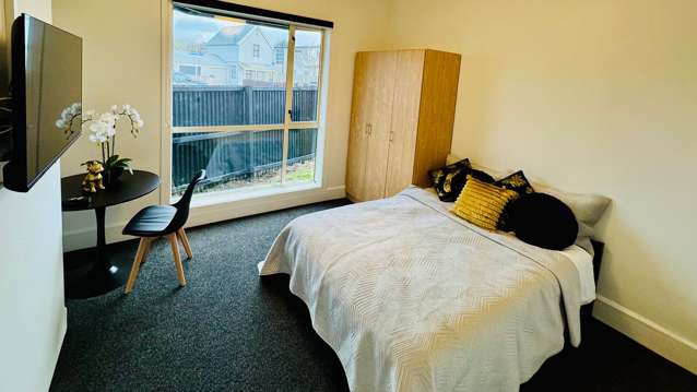 Hotel-Style Room – Renovated & Furnished