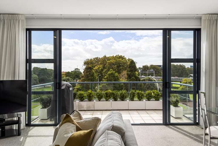 4F/220 Victoria Street West_4