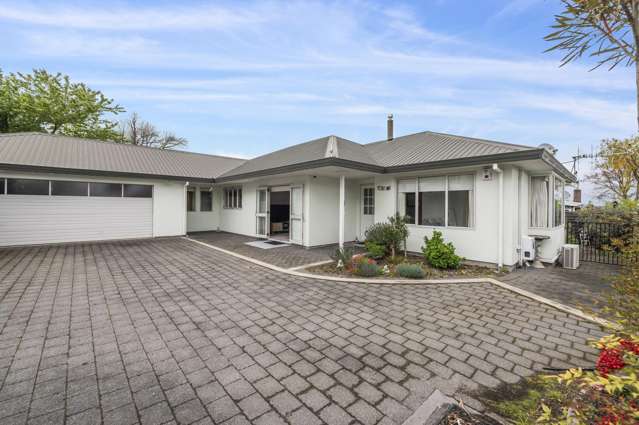 Effortless single level living in central location