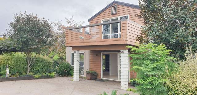 Stunning Elevated Views - 3brm Character Home