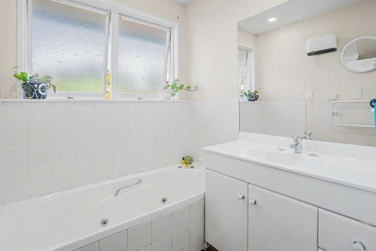 2/4 Gothic Place Ilam_11