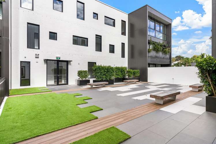 2/423 Beach Road Mairangi Bay_11