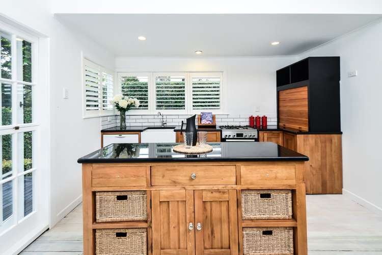 724 River Road Chartwell_16