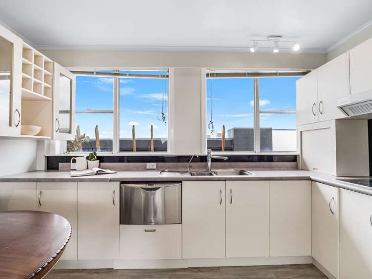 10/1221 Hinemaru Street_4